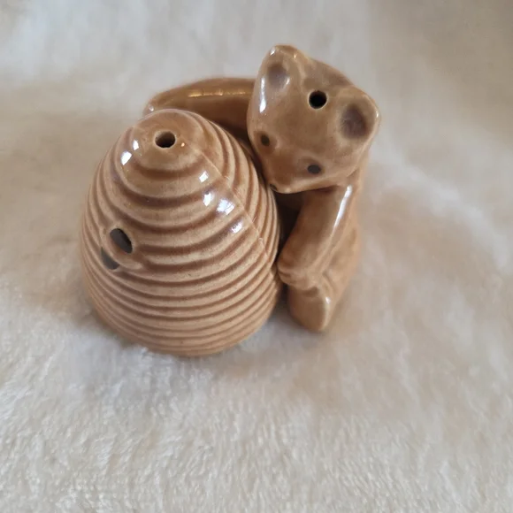 Vintage Porcelain Brown Bear & Honey Beehive Salt & Pepper Shakers - Picture 5 of 11